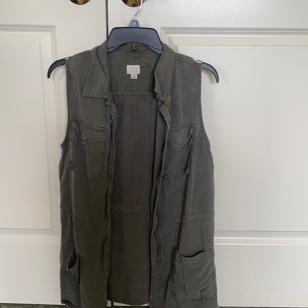 Camo green medium lightweight vest with pockets